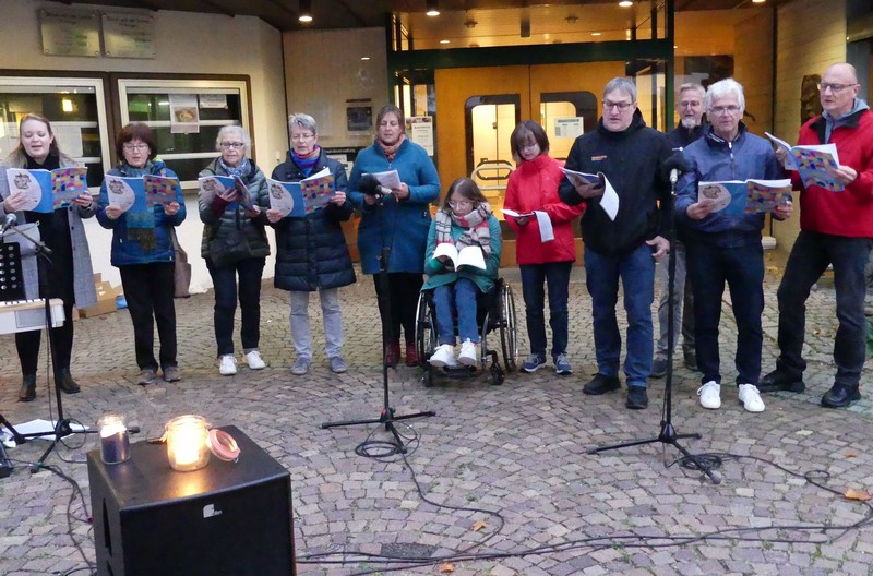 Einheit – Auf Initiative des Arbeitskreises Christlicher Kirchen singen 120 Personen in der Ortsmitte 