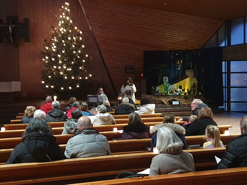 Weihnachtsliedersingen an der Krippe