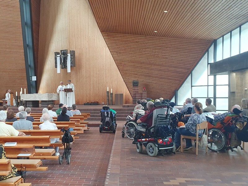 Die Bewohner von Rappertshofen zu Besuch in der St. Andreas Kirche
