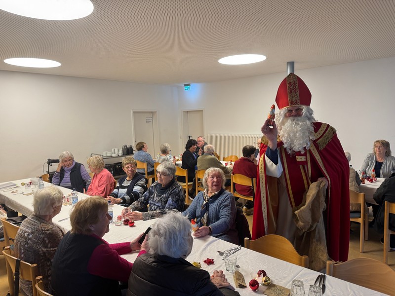 Nikolaus beim sozialen Mittagstisch