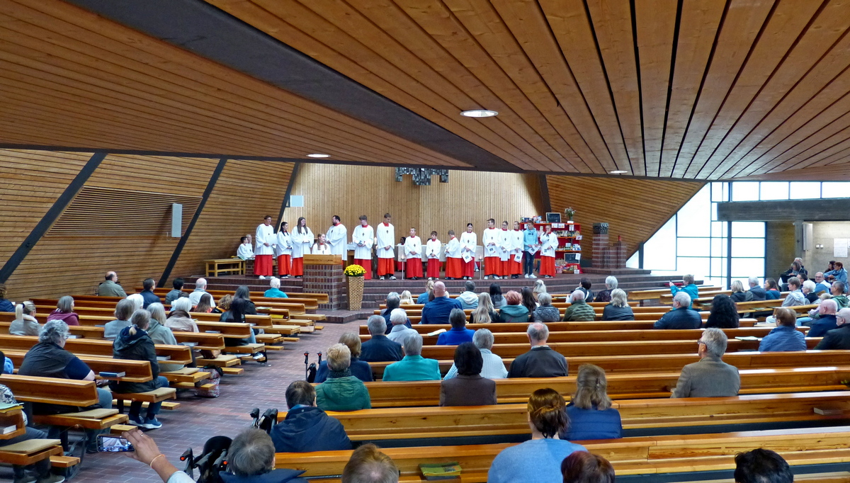 Erntedankgottesdienst in St. Andreas: Neue Ministranten und vietnamesisches Benefizessen