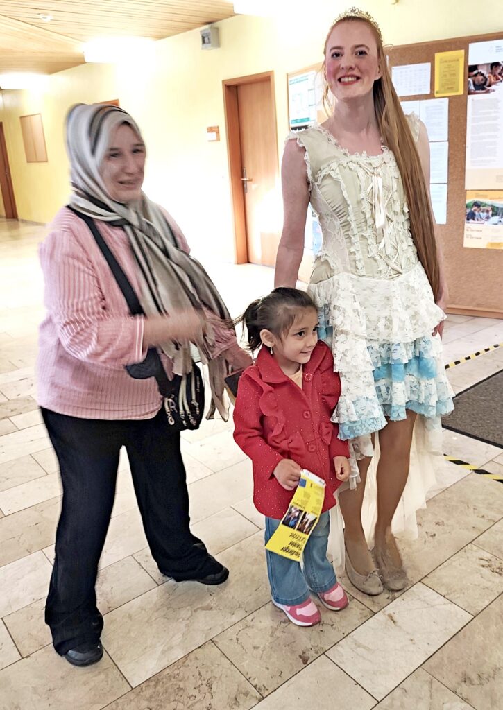 Die Prinzessin mit der kleinen Roqia und ihrer Mutter Rona