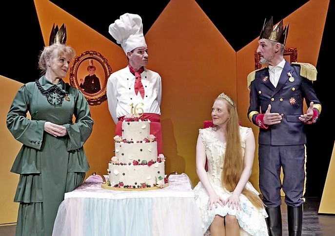 Der König mit seinem Hofstaat beim 16. Geburtstag der Prinzessin